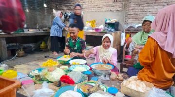 Ibu Ibu Tetap Semangat Siapkan Makanan Dukung Pelaksanaan TMMD