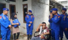 Ditpolairud PMJ Tebar Kepedulian di Pesisir Cilincing, Bantu Warga Stroke Lewat Kursi Roda