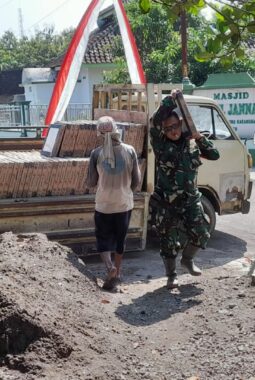 460 Dus Keramik Bantuan Pangdam IV/Diponegoro untuk Program RTLH TMMD Reg 128 Kodim Sragen Diterima Warga
