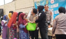 Kapolres Metro Bekasi Gelar Jum’at Berbagi dan Ceramah Kamtibmas Bersama Ibu-Ibu Sabuk Kamtibmas di Cikarang Utara