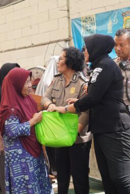 Kapolres Metro Bekasi Gelar Jum’at Berbagi dan Ceramah Kamtibmas Bersama Ibu-Ibu Sabuk Kamtibmas di Cikarang Utara
