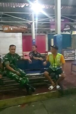 Babinsa Koramil 14 Jatisrono Bersama Linmas Sisir Obyek Vital Demi Jaga Keamanan Warga