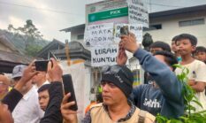 Ratusan Warga Geruduk Balai Desa, Tuntut Kades Banjaranyar Kecamatan Pekuncen Banyumas untuk Mundur