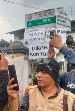 Ratusan Warga Geruduk Balai Desa, Tuntut Kades Banjaranyar Kecamatan Pekuncen Banyumas untuk Mundur