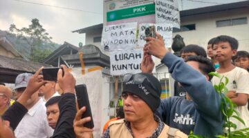 Ratusan Warga Geruduk Balai Desa, Tuntut Kades Banjaranyar Kecamatan Pekuncen Banyumas untuk Mundur