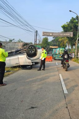 Satlantas Polres Serang Olah TKP Lakalantas di Cikeusal, Korban Dilarikan ke RSUD Serang