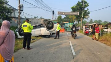 Satlantas Polres Serang Olah TKP Lakalantas di Cikeusal, Korban Dilarikan ke RSUD Serang