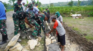 Beberapa Meter Lagi Pengerjaan Talud Jalan Kwarakan Selesai