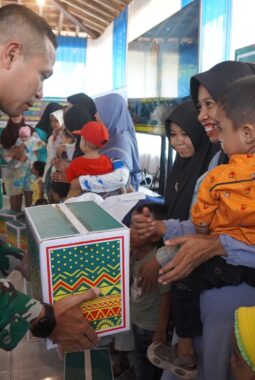 Pemberian Bingkisan Makanan Bergizi Untuk Balita Stunting  TMMD Reguler 128 Sidorejo Lendah