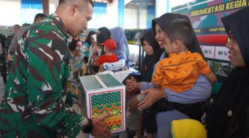 Pemberian Bingkisan Makanan Bergizi Untuk Balita Stunting  TMMD Reguler 128 Sidorejo Lendah