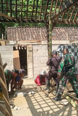 Satgas TMMD Tak Kenal Lelah, Rumah Ibu Manisri Perlahan Berubah Jadi Hunian Layak