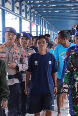 Aksi Cepat Tanggap, Polres Jepara Evakuasi dan Cek Kesehatan Nelayan Korban Kapal Tenggelam