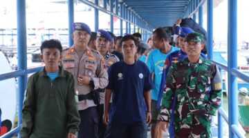 Aksi Cepat Tanggap, Polres Jepara Evakuasi dan Cek Kesehatan Nelayan Korban Kapal Tenggelam