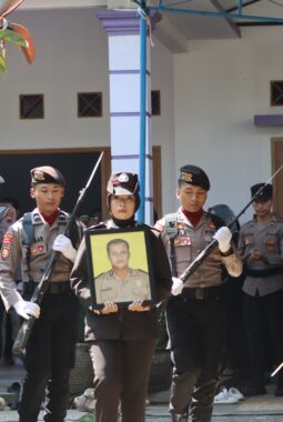 Dedikasi Terakhir Bhayangkara, AIPDA Andi Wigunanto Dimakamkan Secara Dinas Kepolisian