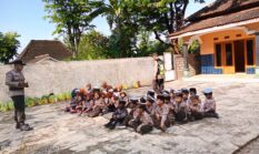 Polisi Sahabat Anak, Puluhan Siswa RA Al Uswah Kunjungi Polsek Slogohimo