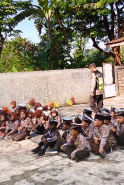 Polisi Sahabat Anak, Puluhan Siswa RA Al Uswah Kunjungi Polsek Slogohimo