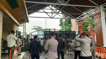 Satbrimob Polda Banten Terjunkan Satu Kompi PHH Amankan Aksi Unras DEMA UIN SMH Banten dan SMV