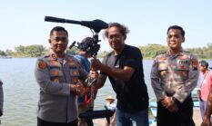 Polres Wonogiri Serahkan Bantuan Mesin Listrik Tempel untuk Nelayan Waduk Gajah Mungkur