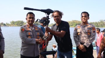 Polres Wonogiri Serahkan Bantuan Mesin Listrik Tempel untuk Nelayan Waduk Gajah Mungkur