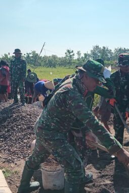 Libur Tanggal Merah Jadi Ajang Gotong Royong, Warga Kauman dan Satgas TMMD Kebut Pengecoran Jalan