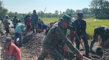 Libur Tanggal Merah Jadi Ajang Gotong Royong, Warga Kauman dan Satgas TMMD Kebut Pengecoran Jalan