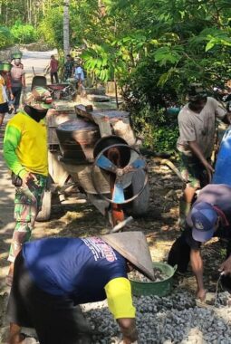 Tuntaskan Pembangunan, Satgas TMMD Bersama Warga Terus Kobarkan Semangat