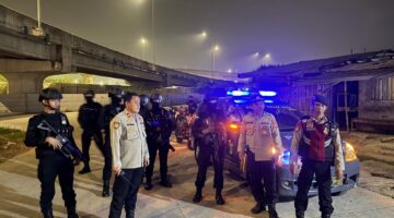 Brimob Polda Metro Jaya Bubarkan Tawuran di Kosambi, Parang 1 Meter Disita