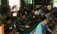 Anggota Satgas TMMD Reguler Bersama Warga Sholat Jumat