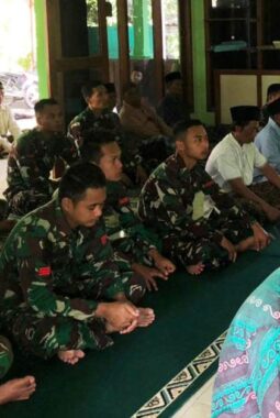 Anggota Satgas TMMD Reguler Bersama Warga Sholat Jumat
