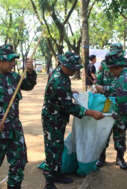 Wujud Kemanunggalan TNI-Rakyat Satgas TMMD Ke-128 Kodim Sragen dan Warga Gelar Gotong Royong Bersihkan Taman Harmoni