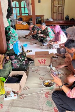 Sertu Nurdin Jadi “Master Chef” Satgas TMMD, Sajikan Masakan untuk Anggota dan Warga Sekitar Barak Semang