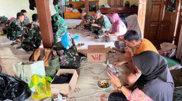 Sertu Nurdin Jadi “Master Chef” Satgas TMMD, Sajikan Masakan untuk Anggota dan Warga Sekitar Barak Semang
