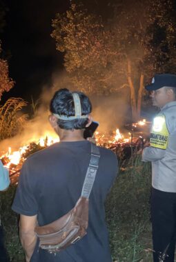 Kampung Darusalam Mencekam Api Mengamuk Hanguskan Rumah dan Dua Motor, Bhabinkamtibmas Langsung Sigap