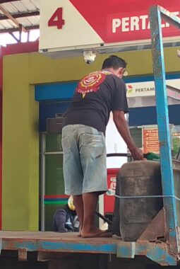 SPBU 44.532.22 Wanareja Diduga Abaikan Aturan Distribusi BBM, Pengisian Dexlite Gunakan Jerigen Jadi Sorotan