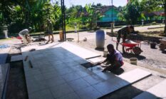 Pemasangan Keramik Teras Masjid Baiturrahman Kwarakan