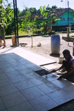 Pemasangan Keramik Teras Masjid Baiturrahman Kwarakan