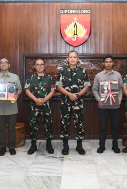 Pangdam IV/Diponegoro Serahkan Dukungan Kamera Profesional dan Seragam Tactical Office ke Pendam