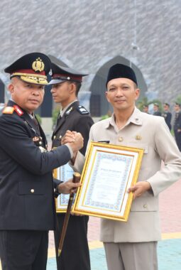 Dua Personel Polda Banten Terima Penghargaan atas Loyalitas dan Pengabdian