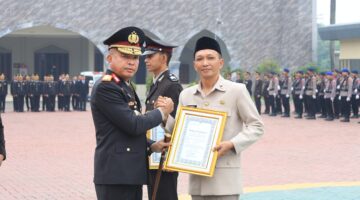 Dua Personel Polda Banten Terima Penghargaan atas Loyalitas dan Pengabdian