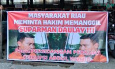 Desak Suparman Diperiksa Hakim, Masyarakat Riau bentangkan Spanduk didepan PN Pekanbaru