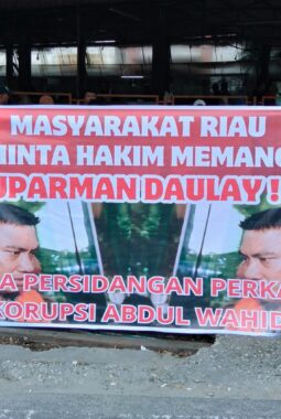 Desak Suparman Diperiksa Hakim, Masyarakat Riau bentangkan Spanduk didepan PN Pekanbaru