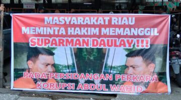 Desak Suparman Diperiksa Hakim, Masyarakat Riau bentangkan Spanduk didepan PN Pekanbaru