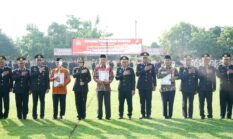 Momen Harkitnas ke-118, Kapolres Sragen Serahkan Penghargaan Satkamling Terbaik untuk Penggerak Keamanan Lingkungan