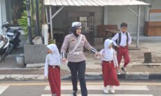 Polantas Menyapa, Satlantas Polres Majalengka Bantu Penyeberangan Anak Sekolah dan Atur Arus Lalu Lintas Pagi Hari