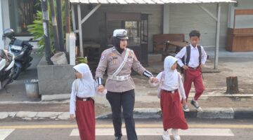 Polantas Menyapa, Satlantas Polres Majalengka Bantu Penyeberangan Anak Sekolah dan Atur Arus Lalu Lintas Pagi Hari