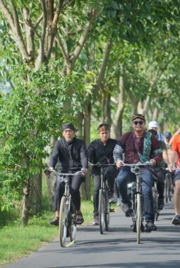 Kala Bule Keliling Desa Pakai Sepeda, Klaten Kampanyekan Budaya Bersepeda Komunal