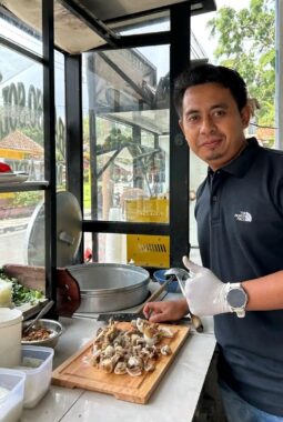 Ayo Lur! Nobar Persib di Alun-Alun Bungbulang? Jangan Lupa Mampir Ngebakso di Bakso Solo Mas Adit