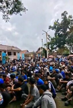 LAUTAN BIRU DI ALUN-ALUN BUNGBULANG, RIBUAN PECINTA BOLA RAYAKAN PERSIB JUARA