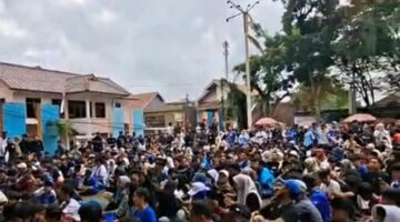 LAUTAN BIRU DI ALUN-ALUN BUNGBULANG, RIBUAN PECINTA BOLA RAYAKAN PERSIB JUARA