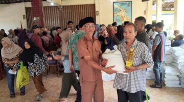 Pembagian CPP Bulog di Kalurahan Sumberwungu Berjalan Tertib, 1.118 KPM Terima Bantuan Beras dan Minyak Goreng
